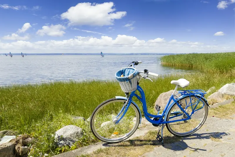 rower na tle jeziora