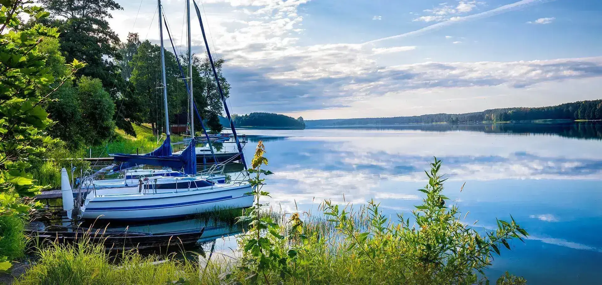 łodzie na jeziorze na mazurach