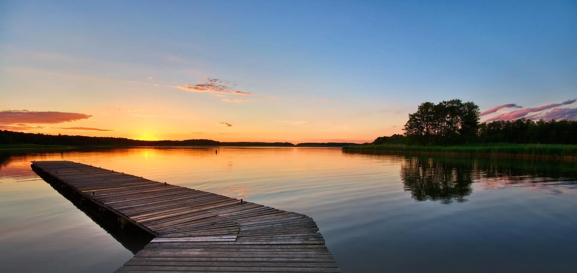 zachód słońca nad jeziorem